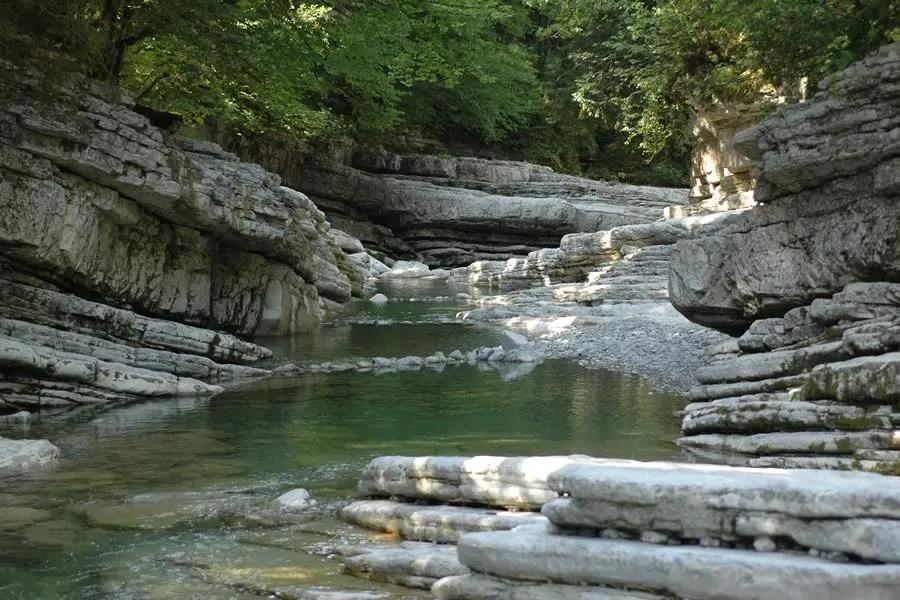der Tauglbach schlägelt sich durch Felsplatten
